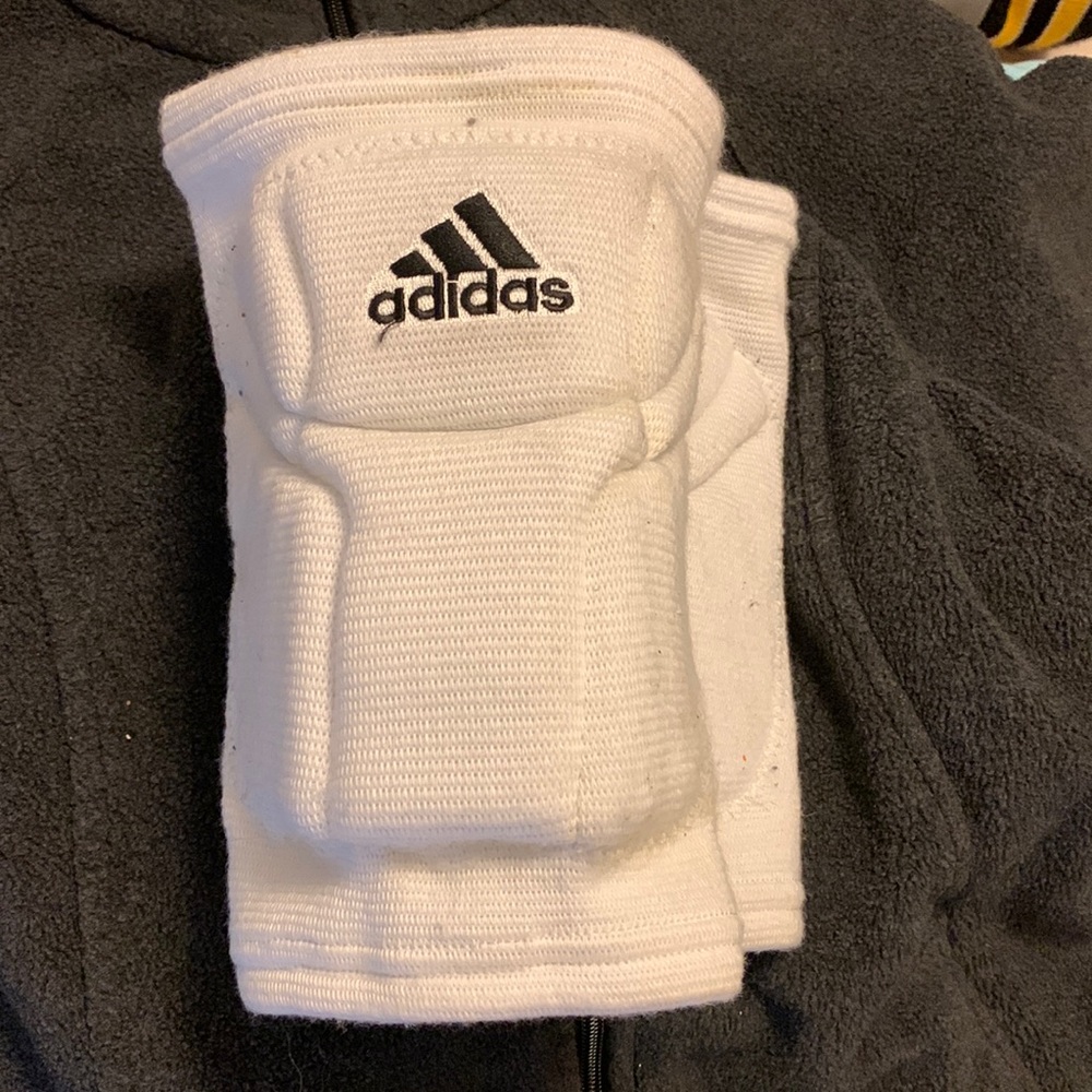 ⭐️Lightly used adidas white knee pads with black logo, for volleyball.